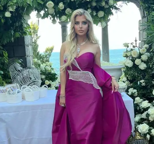 贝弗利女友晒参加保罗乔治婚礼美照玫瑰色长裙超美展迷人身材