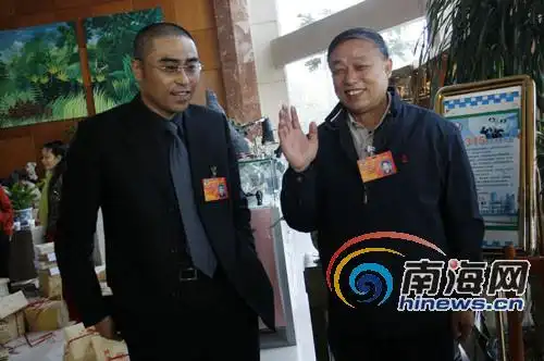 政协委员陈嘉新(左)和王毅武(右)在报到处亲切交流,谈各自的提案本网