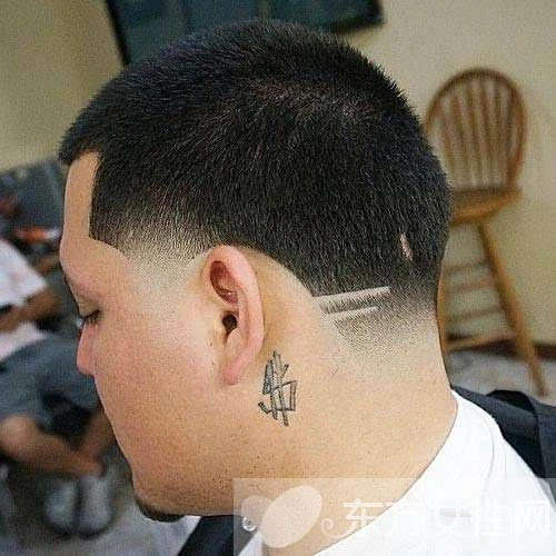 男生个性刀疤头发型推荐 简约时尚的不二之选