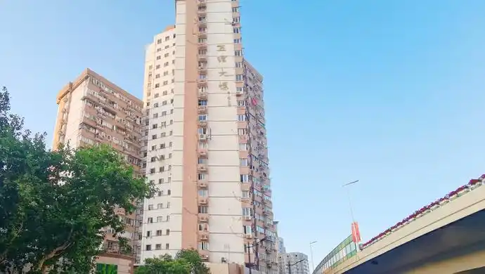 日前,位于长宁区江苏路街道的高层住宅五环大楼迎来了一次特殊的"体检