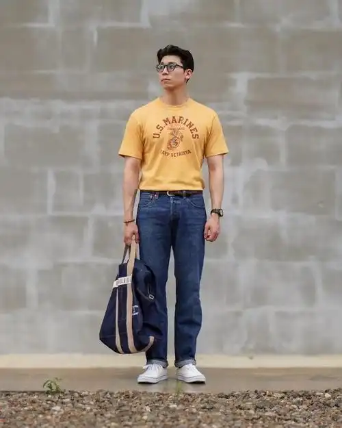 男生穿衣别只会"黑白配",试试这3套t恤穿搭,很缤纷帅气!