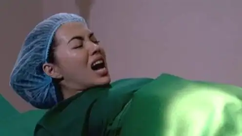 孕妇突然要生了,痛苦的样子惹人心疼