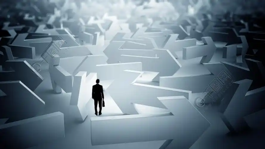 选择他的商业方向的商人迷茫的年轻商人,在迷宫中选择正确的方式
