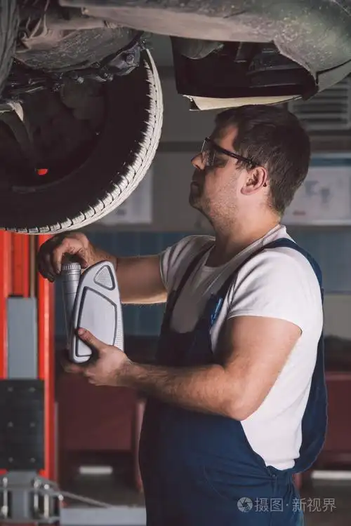 从事汽车维修服务的汽车修理工