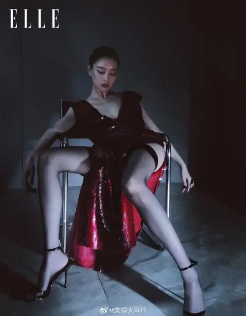 倪妮开叉裙高筒袜