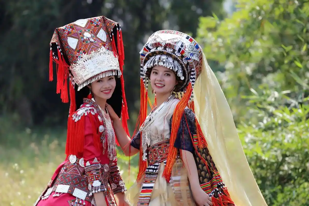 瑶服(瑶绣新式)美不美你们说了算90#瑶族服饰 #非物质文化 - 抖音