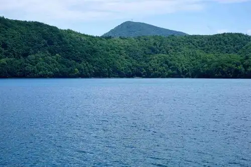 大龙湾湖面开阔,群山环抱,水质清纯,水面如镜,天水一色,山水共辉,故享