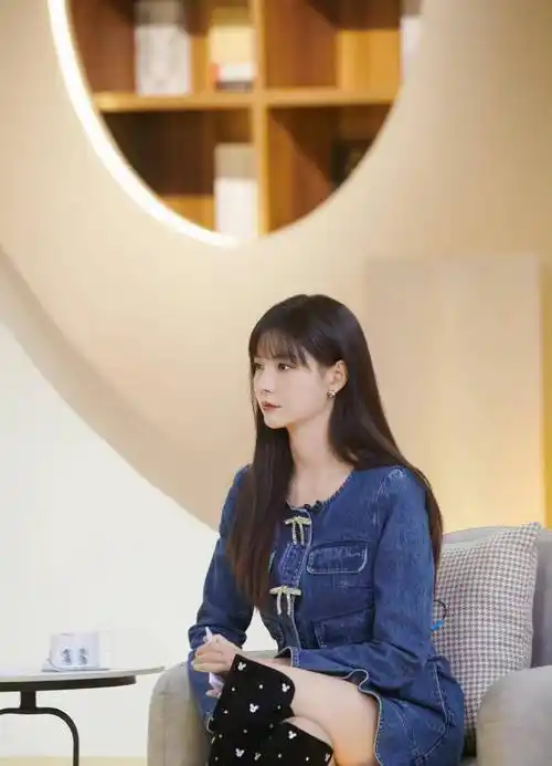 《我在你的未来吗》之前的节目中,沈梦辰也尝试了龙须刘海的发型,同样