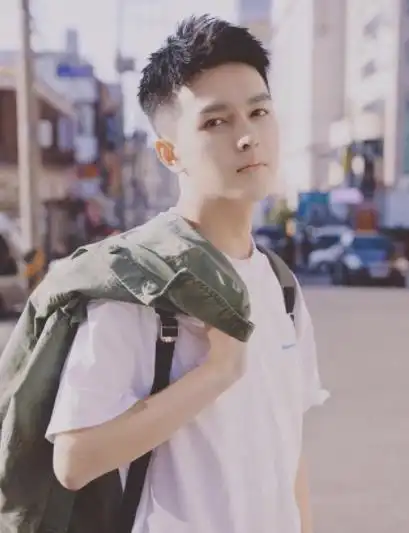 男生发质粗硬,两边炸且发量厚重,这样剪荷尔蒙直线飙升