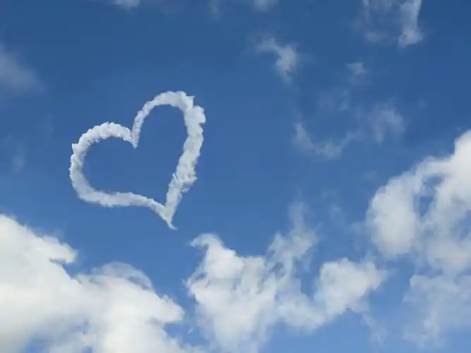 请问哪位大神有这张心形天空的高清大图?