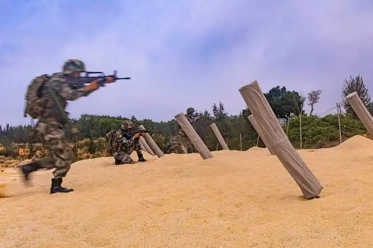 陆军第75集团军某合成旅开展渡海登岛穿插渗透演练_本领_甘伟鹏_邹