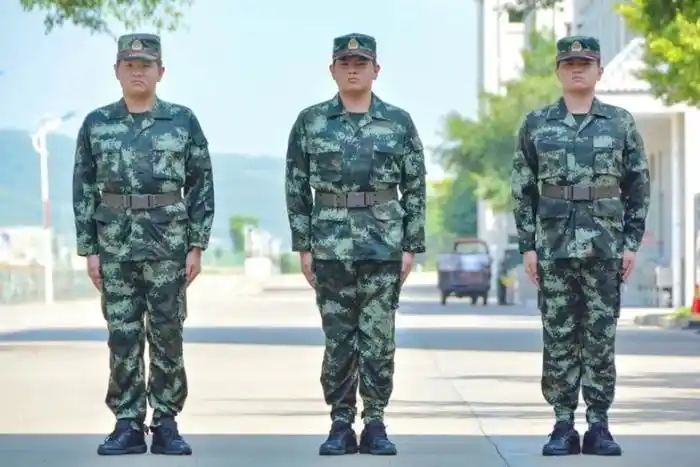 喔唷武警广西总队新兵团来了三胞胎新兵