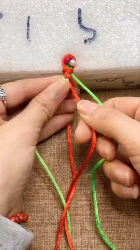 圆形四股辫编法手工制作纯手工编绳-度小视