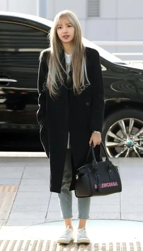 粉墨几乎人手一套"黑西服套装"(可见其百搭性),lisa的廓形西装搭配