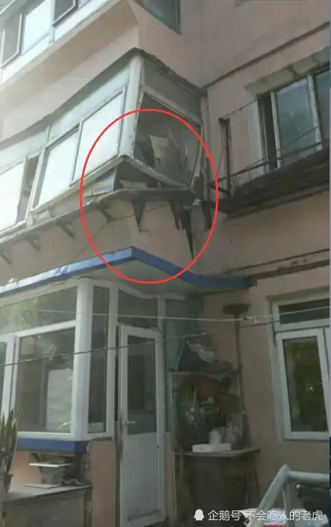 回民小区二楼居民,阳台忽然掉下来了,网友称违建有关|楼房|坍塌_网易