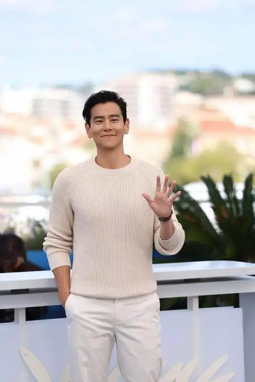 魅力男神彭于晏:演艺之路与励志传奇