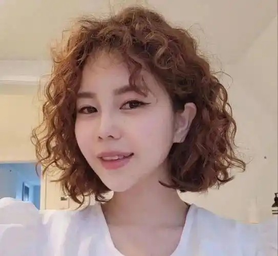 " 中短发烫 "的姐姐._发型_中国_形象