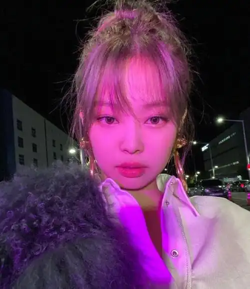 jennie晒照白衬衫配黑毛毛外套,自信辣妹开启回归打歌预告