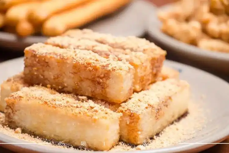 新鲜现做的糍粑口感软糯有嚼劲,蘸上熬制好的红糖搭配黄豆粉 记得趁热