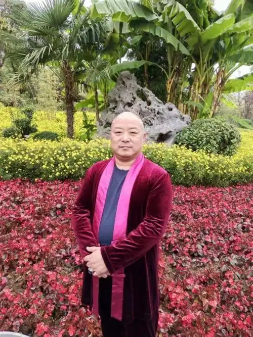 书法家杨飞,号:清云居士,自幼习武,十二岁练习书法,临习二王及欧楷,师