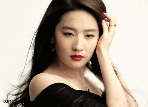 女星拨头发挑逗迪丽热巴妩媚baby清纯而她最经典