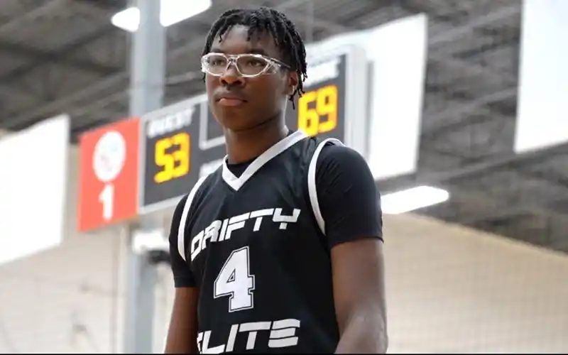 布莱斯·詹姆斯 (bryce james) 疯狂的 aau 团队受到了粉丝的热烈欢迎