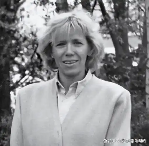 2019年,71岁布丽吉特为扮嫩,强撑整容3小时,马克龙喜欢