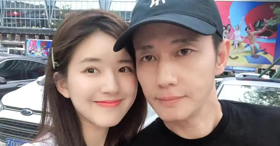 赵露思中学照遭质疑粉丝齐挺「纯天然美貌」:全家高颜值_网友_父亲