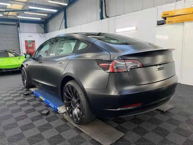 这台新车,特斯拉model 3,原车漆为亮黑色,图为xpel哑光隐形车衣施工