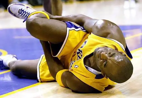 图文:科比12年精彩瞬间 2005年科比受伤