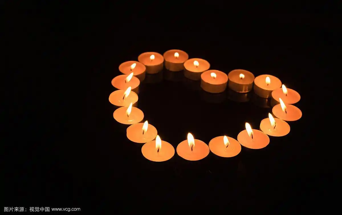 心形燃烧的蜡烛怀念悼念素材