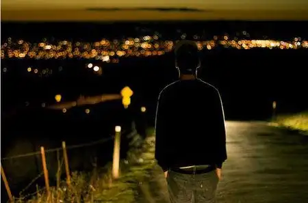 求夜晚下一个人的图片