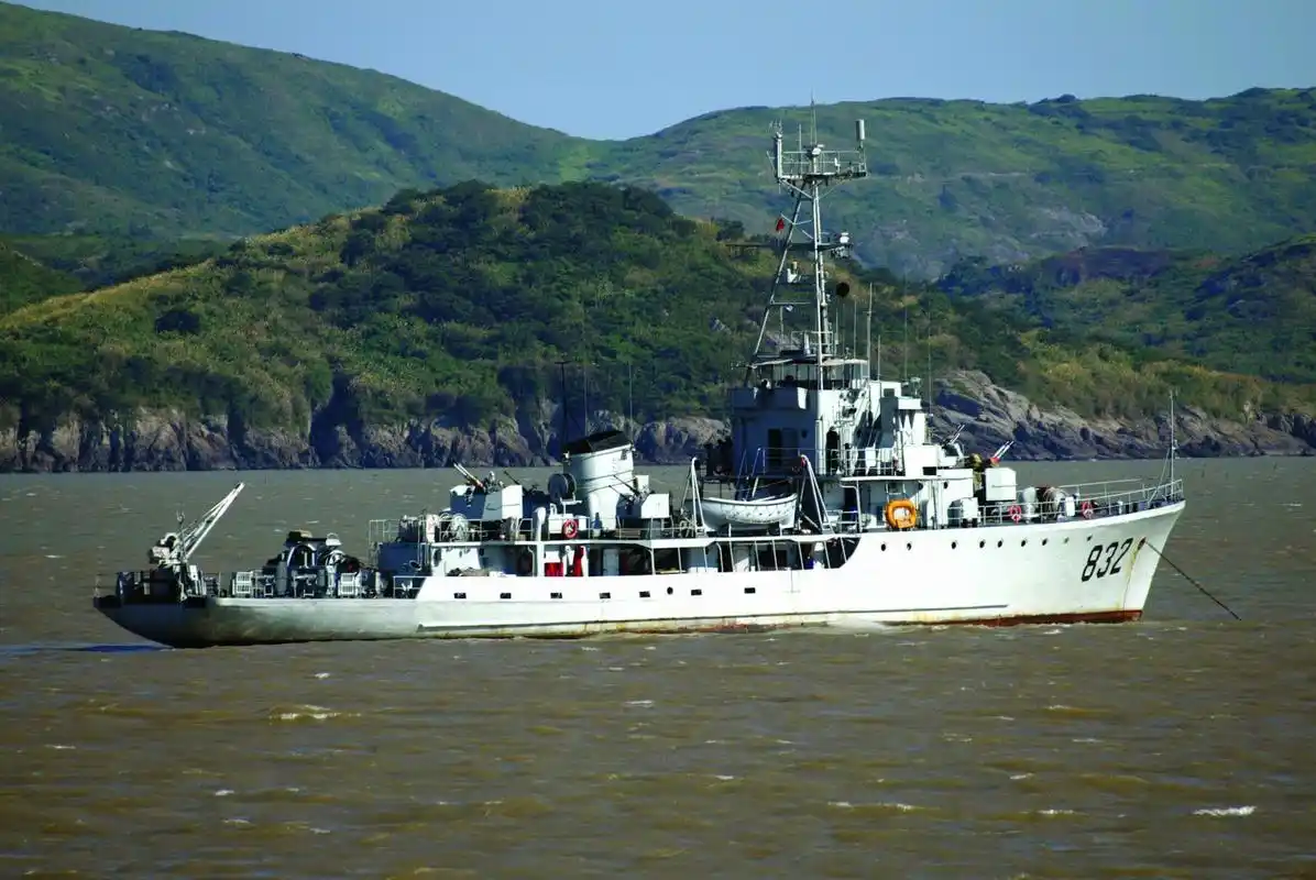 海军中地位最高的军舰,任何军舰都得鸣笛致敬,我国航母都不例外