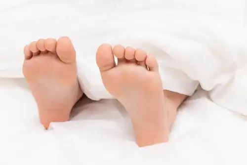 睡着的儿童脚在被子外面