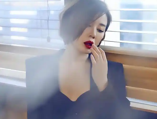 "冷艳野性"余男