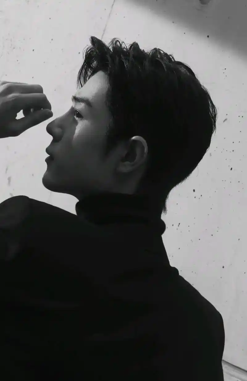 肖战 大帅哥的#侧颜杀 谁能不爱呢 - 抖音