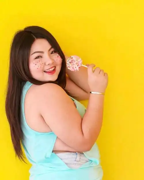 200斤外国女孩用食物模仿古天乐容祖儿范冰冰月入2万