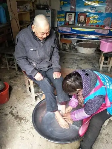 老人家,我们又来给你服务了!