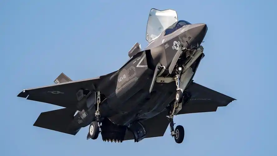 准备进入垂直降落状态的f35b隐形战斗机