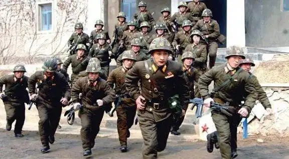一旦开战,朝鲜打得过韩国吗?看到边境线上两国士兵对比就知道了