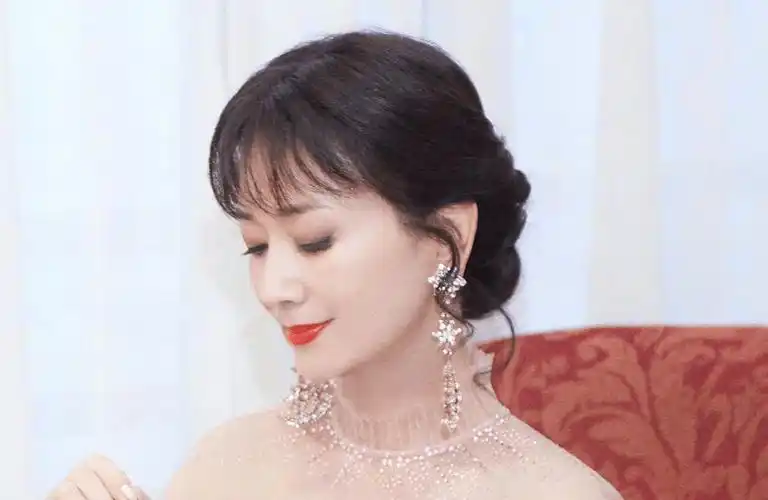 先说说发型,赵雅芝齐刘海造型做了很多年,无论是披发还是编发都没有动