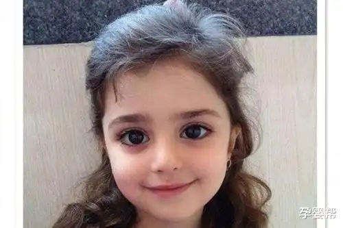 长得太"漂亮"也是种病,小女孩面容精致似洋娃娃,却令人好心疼