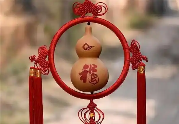 葫芦因其形状和福禄的谐音,被民间寓意为吉祥如意.
