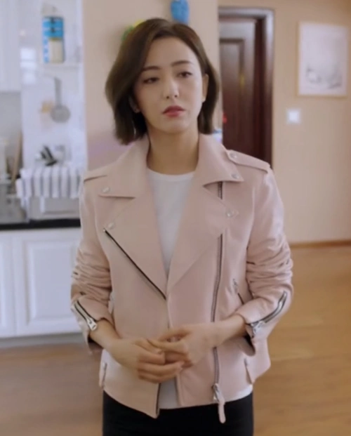 佟丽娅爱的厘米化身酷飒机长百变演绎冬日潮酷穿搭太吸睛