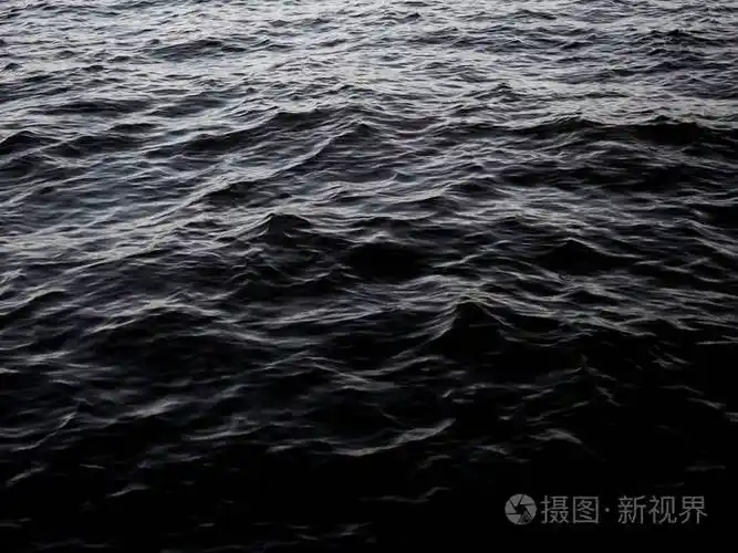 暗黑色水纹理背景