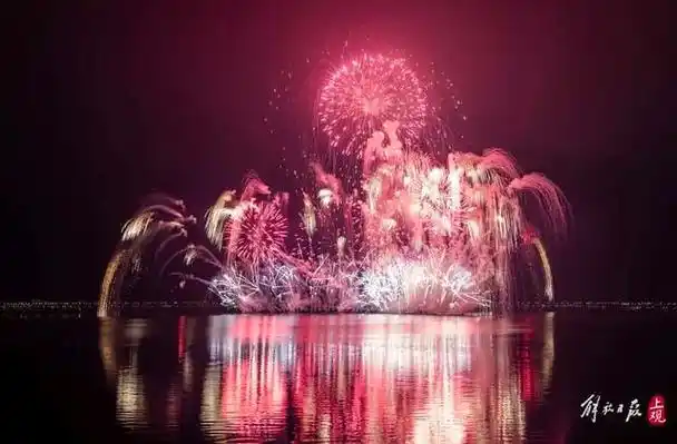 今年第2号台风生成;滴水湖上演烟花秀,7.38万人在临港见证|早读