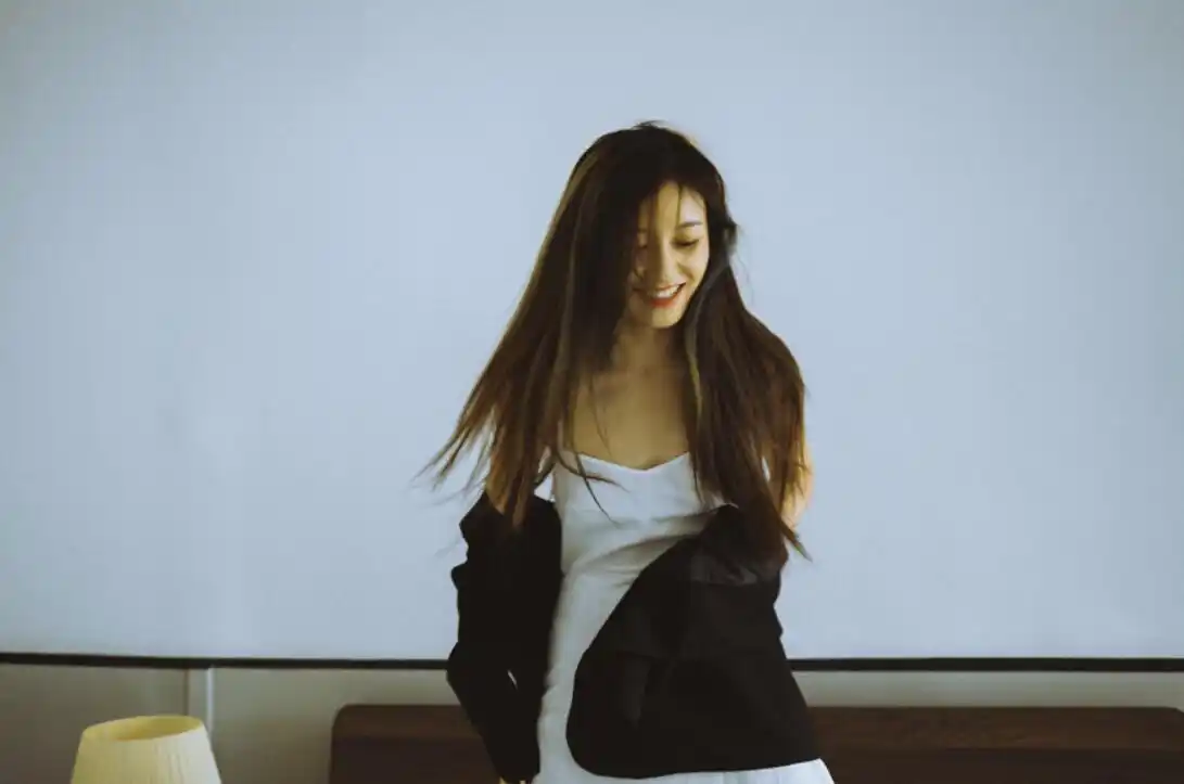 一份神秘电波今日上线请收听tiger谭秋娟的夏夜电台