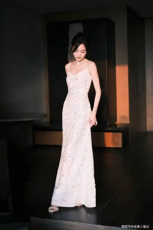 吴宣仪的快乐碎片三月上新,一袭星钻镂空白色吊带纱裙,闪耀明媚_照片
