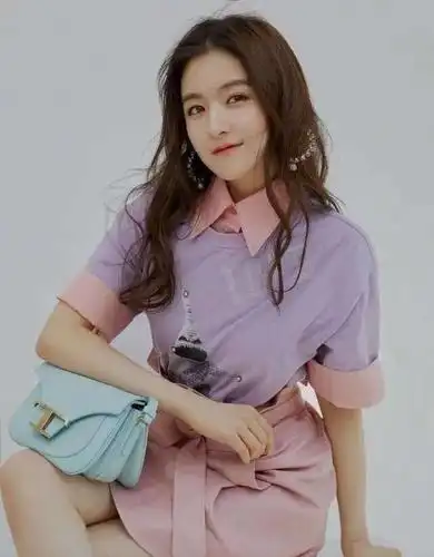 李兰迪晒出最新美照,穿淡黄色碎花裙温柔可人,身材苗条美回巅峰