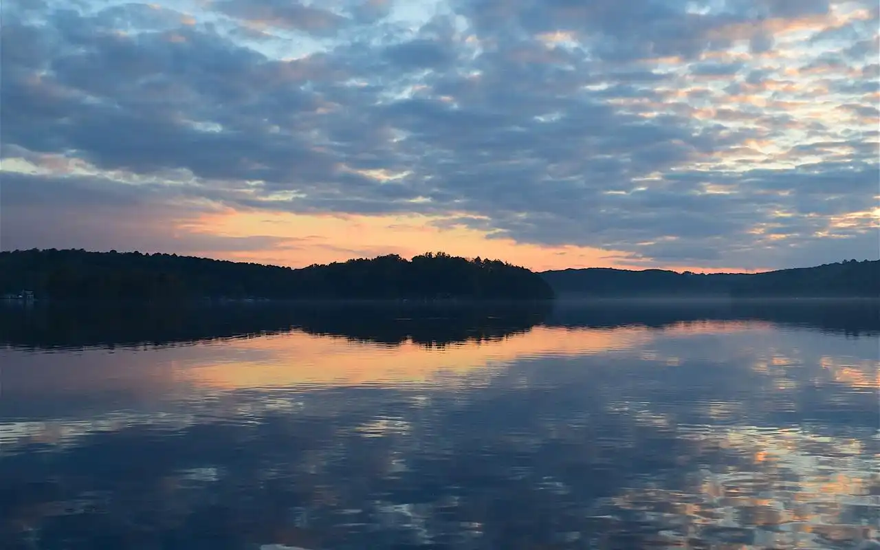 唯美湖面自然风光图片桌面壁纸